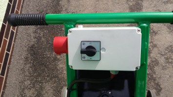 FAMILY 6 tonnás rönkhasító, 3kW-os villanymotorral, állítható rönkasztallal